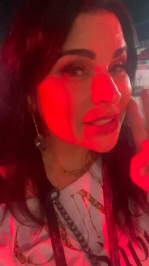 Solange Gomes Instagram - Pensei e deixei o meu coração falar e revelar. ♥️👊🏼#sapucaisualinda #carnaval2024
