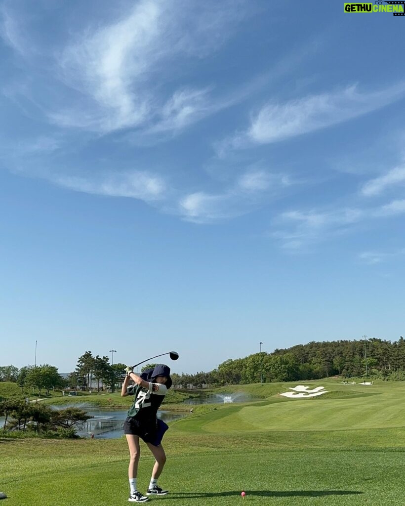 Son Dam-bi Instagram - 아픈 걸 모두 잊게 하는 7th 그린컵 데이🌸⛳️ 모든 게 완벽했다 너무 고생한 언니에게 박수를👏👏♥️ @limji0509 @thegreencup.official