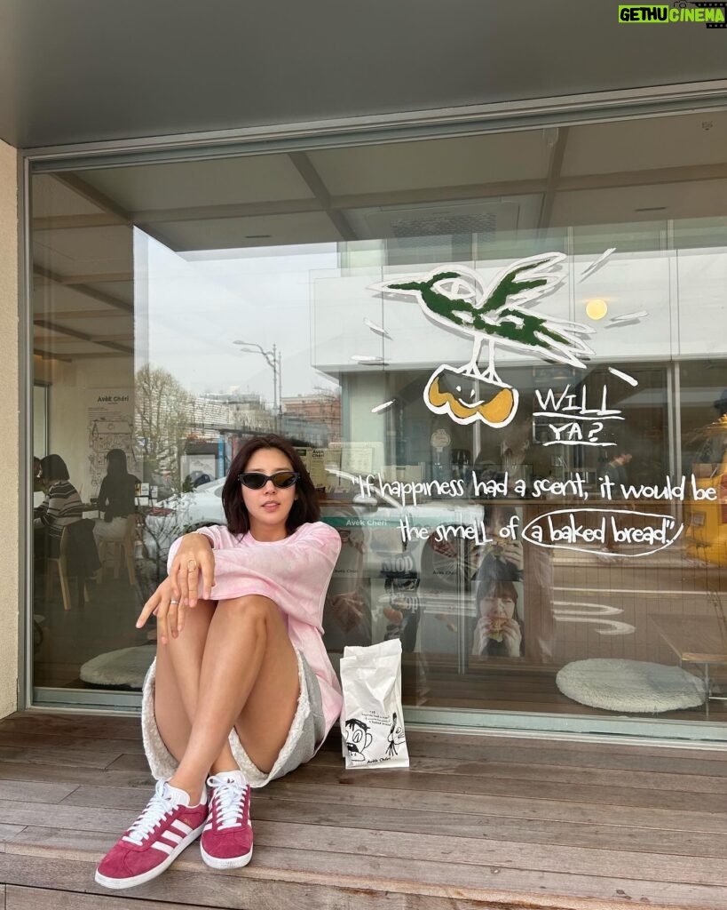 Son Dam-bi Instagram - 냉삼을 먹고 커피를 마신다🤣 날이 좋아서🙈🙈