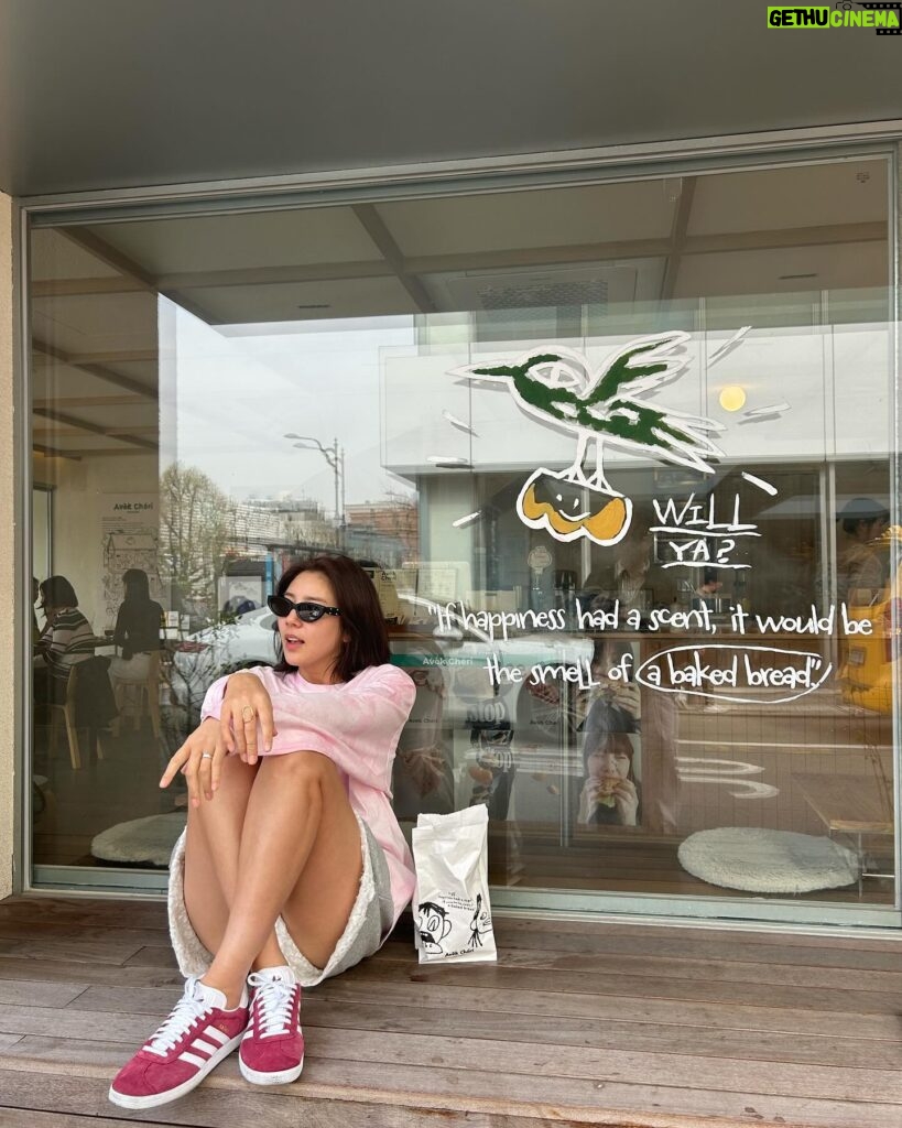 Son Dam-bi Instagram - 냉삼을 먹고 커피를 마신다🤣 날이 좋아서🙈🙈