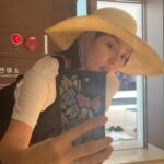 Son Dam-bi Instagram – 여행 갈려고 집에서 난리 블루스🤣
다들 4월 힘차게 시작해요💪🏻🌸😘
시간 왜 이리 빨리 가😭😭