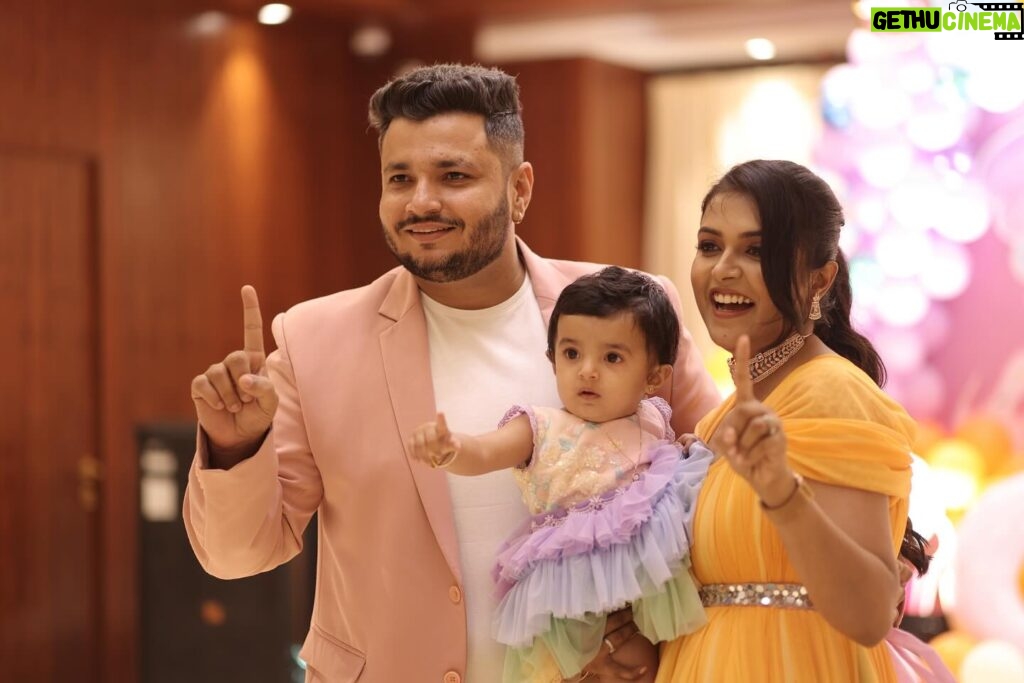 Sonal Kaushal Instagram - Hamari chhoti si Family ❤️ Thank you everyone for the most lovely wishes on our baby’s birthday 😃💗 Jewellery by @kgopl.jewellery Siara’s baby jewellery by @clementinee.in 👗 @vivababe_rent #BabyBali #themotormouthcouple