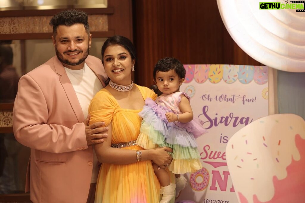 Sonal Kaushal Instagram - Hamari chhoti si Family ❤️ Thank you everyone for the most lovely wishes on our baby’s birthday 😃💗 Jewellery by @kgopl.jewellery Siara’s baby jewellery by @clementinee.in 👗 @vivababe_rent #BabyBali #themotormouthcouple