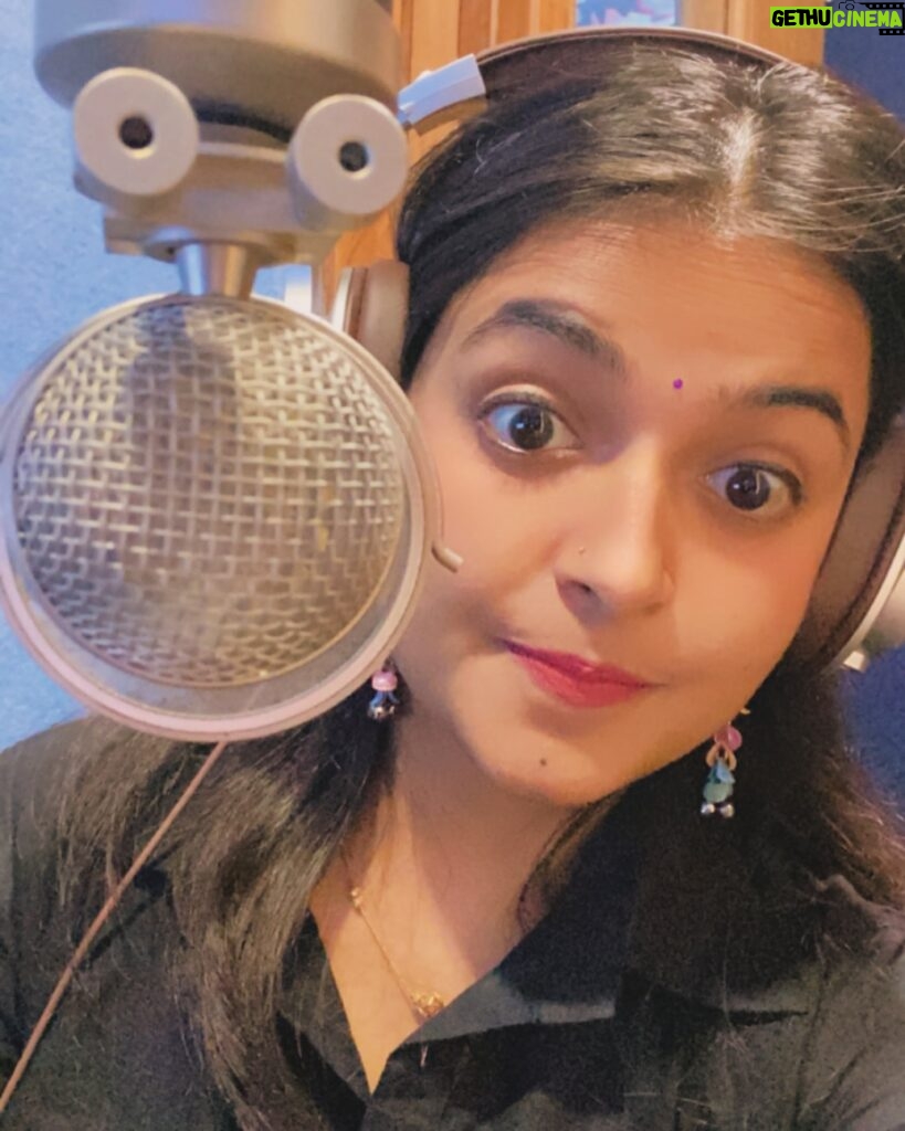 Sonal Kaushal Instagram - Who is looking at you? Is it me or the Mic? 🎙️