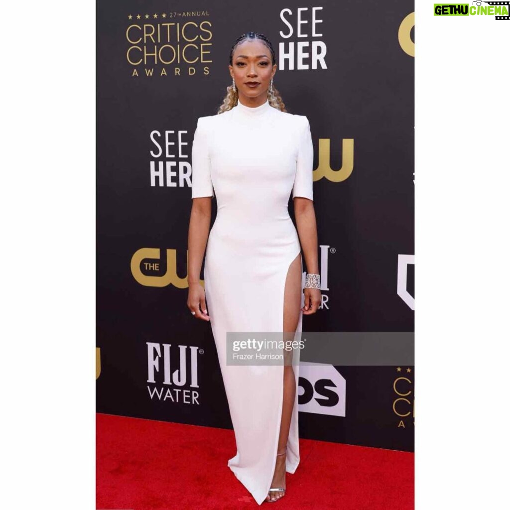 Sonequa Martin-Green Instagram - 💫 ~ The Critics Choice Awards ~ 💫 _____________ Dress: @monotofficial Shoes: @jimmychoo Jewelry: @chopard Hair: @lovingyourhair (and killed it) Makeup: @gregoryarlt (and killed it) Styling: @shionat (aaaand killed it) Hunk: @iamkenricgreen (dashing as always) _____________ What a great time. Big congrats to Michael and all the winners and nominees! 🖤