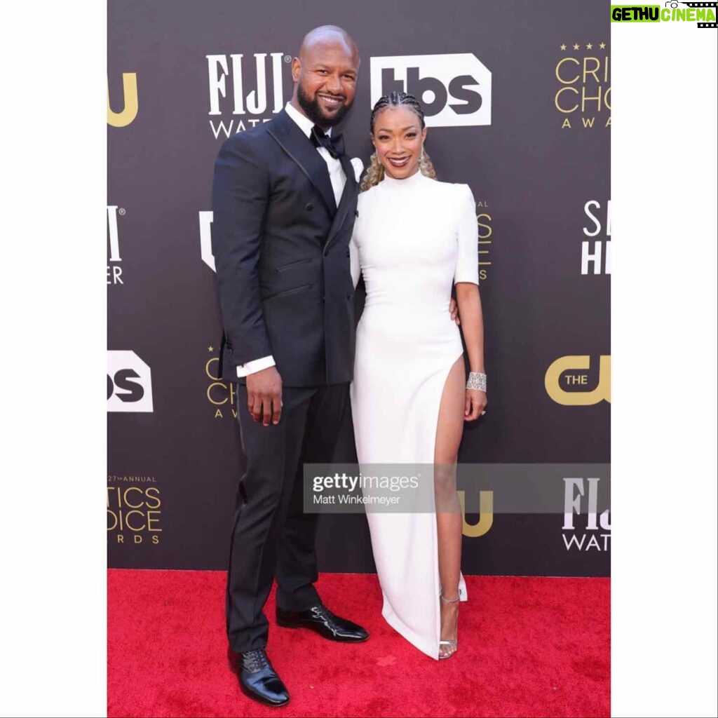 Sonequa Martin-Green Instagram - 💫 ~ The Critics Choice Awards ~ 💫 _____________ Dress: @monotofficial Shoes: @jimmychoo Jewelry: @chopard Hair: @lovingyourhair (and killed it) Makeup: @gregoryarlt (and killed it) Styling: @shionat (aaaand killed it) Hunk: @iamkenricgreen (dashing as always) _____________ What a great time. Big congrats to Michael and all the winners and nominees! 🖤