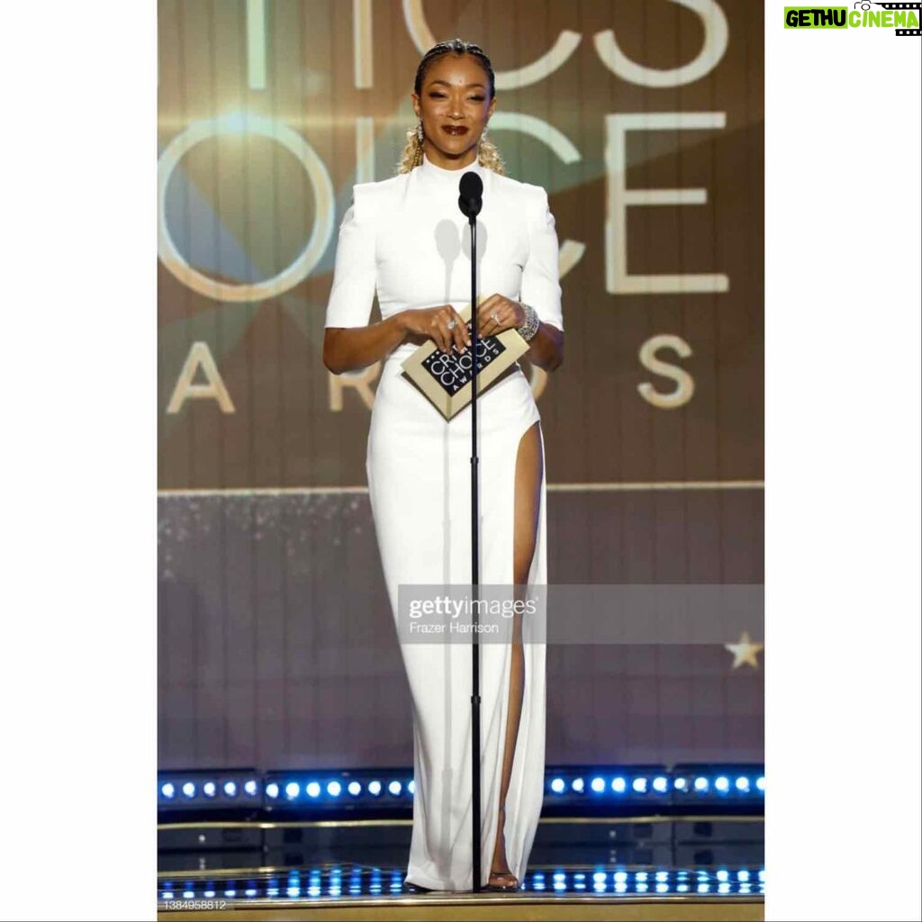 Sonequa Martin-Green Instagram - 💫 ~ The Critics Choice Awards ~ 💫 _____________ Dress: @monotofficial Shoes: @jimmychoo Jewelry: @chopard Hair: @lovingyourhair (and killed it) Makeup: @gregoryarlt (and killed it) Styling: @shionat (aaaand killed it) Hunk: @iamkenricgreen (dashing as always) _____________ What a great time. Big congrats to Michael and all the winners and nominees! 🖤