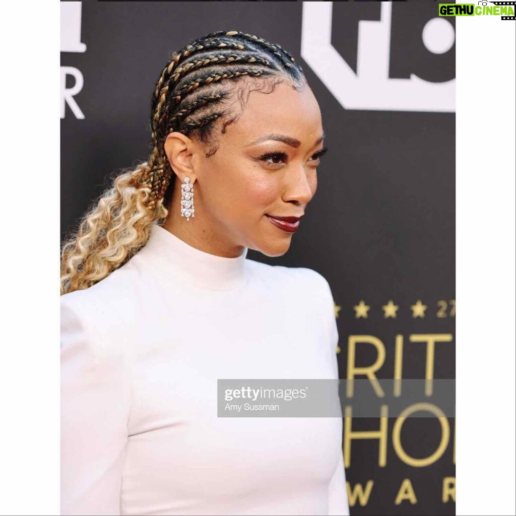 Sonequa Martin-Green Instagram - 💫 ~ The Critics Choice Awards ~ 💫 _____________ Dress: @monotofficial Shoes: @jimmychoo Jewelry: @chopard Hair: @lovingyourhair (and killed it) Makeup: @gregoryarlt (and killed it) Styling: @shionat (aaaand killed it) Hunk: @iamkenricgreen (dashing as always) _____________ What a great time. Big congrats to Michael and all the winners and nominees! 🖤