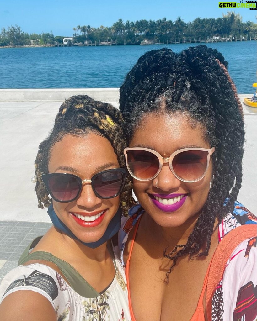 Sonequa Martin-Green Instagram - Me and my gorgeous sisterrrrrr and show fam after a little Bahamian adventure 💙☀️ #startrekcruise