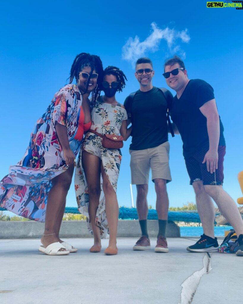 Sonequa Martin-Green Instagram - Me and my gorgeous sisterrrrrr and show fam after a little Bahamian adventure 💙☀️ #startrekcruise