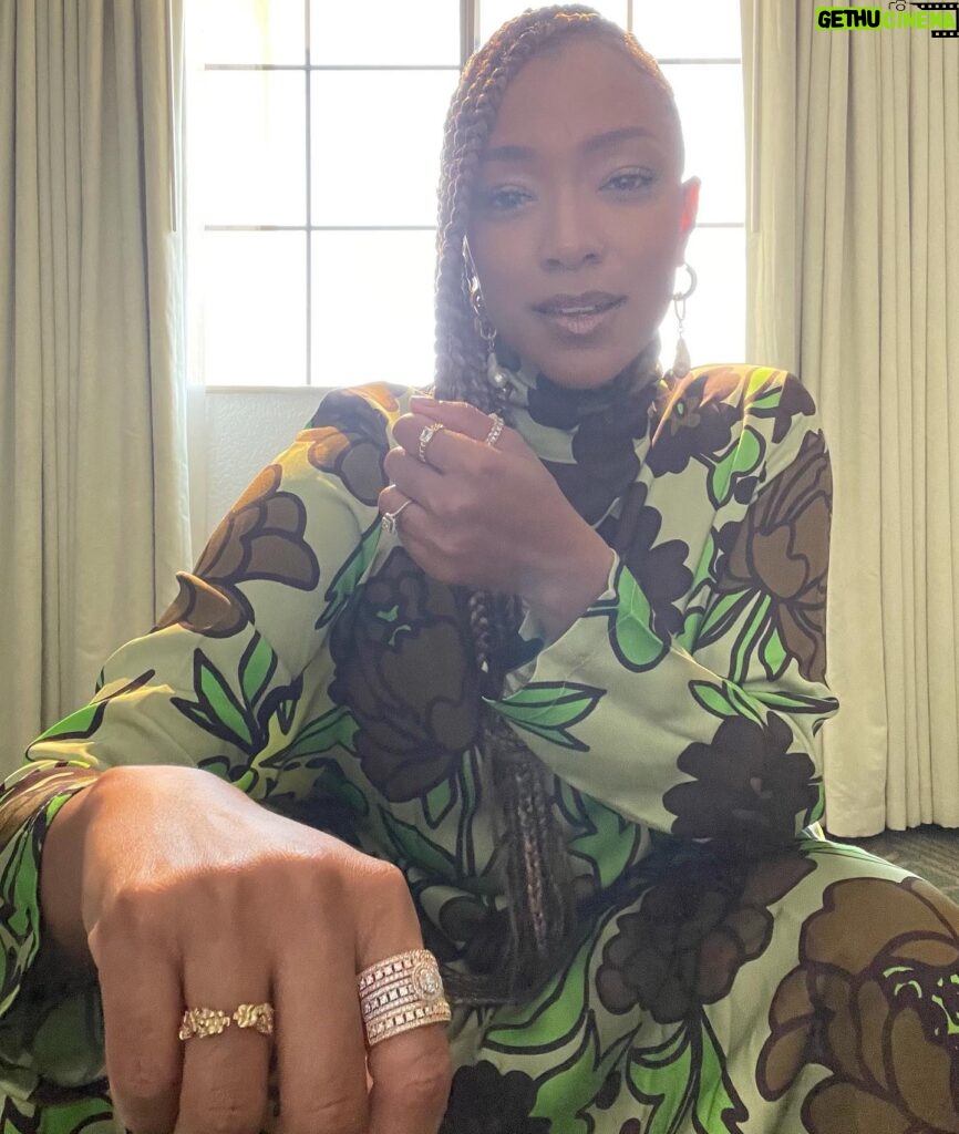 Sonequa Martin-Green Instagram - 💫 ~ THE TALK ~ 💫 ____________________________ Dress: @christianwijnants Shoes: @stuartweitzman Earrings: @mounserstudio Rings: @zarianasjewels Makeup: yours truly 😘 Braids: @nik_nak_does_hair Cut Design: @drod30_ Styling: @daniandemmastyle ____________________________ I had a great time a couple weeks ago on @thetalkcbs , it’s always wonderful hanging with the lovely folks there 🖤 I love you dearly @sherylunderwood and it was great meeting you @elainewelteroth and @amandakloots 🙋🏾‍♀️ Also big congrats to my friend Jerry O’Connell for joining the team. #thetalk #spacejamanewlegacy #startrekdiscovery #sograteful