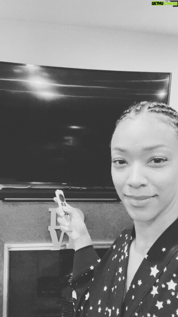 Sonequa Martin-Green Instagram - DISCO Season 4 finale, lessssgo!! 🖖🏽💫 #startrekdiscovery