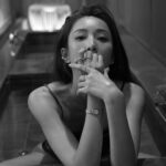 Sonia Sui Instagram - 在地球上的時間越久，越喜歡小小的細緻的事物。 尤其是認識一個人，喜歡一個人，都是從那些微不足道但能感受餘韻繚繞的角度。 常常跟身邊的人說，做人太難了，做太多做太少，都有人迫不及待跳出來對我們指指點點，但，我們每一個人每一個行為，都是遊走在太多太少之間，就算那一個幾乎不可能存在的、最靠近那剛剛好完美的中心點的人，世界上還是有大把人能找到大把理由去討厭。 事實是，要討厭一個人太容易了，那是人的一面本性，無需過度苛責。但在每次評斷別人後，或許反思自己真的時時刻刻方方面面都完美嗎？完美到能恣意批評別人嗎？然後下次，就提醒自己柔軟一點。 覺得，每個人都在成為更好的自己的路上，而我很喜歡現在容易去喜歡以及欣賞別人的自己。 #沒有人是完美的 #我們都在成為更好的自己的路上 #用細緻的角度看待別人細緻的特質 #細緻的金工工藝也最喜歡 #agetetw #tungrp @agete_taiwan @tun_grp