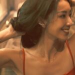 Sonia Sui Instagram - 在地球上的時間越久，越喜歡小小的細緻的事物。 尤其是認識一個人，喜歡一個人，都是從那些微不足道但能感受餘韻繚繞的角度。 常常跟身邊的人說，做人太難了，做太多做太少，都有人迫不及待跳出來對我們指指點點，但，我們每一個人每一個行為，都是遊走在太多太少之間，就算那一個幾乎不可能存在的、最靠近那剛剛好完美的中心點的人，世界上還是有大把人能找到大把理由去討厭。 事實是，要討厭一個人太容易了，那是人的一面本性，無需過度苛責。但在每次評斷別人後，或許反思自己真的時時刻刻方方面面都完美嗎？完美到能恣意批評別人嗎？然後下次，就提醒自己柔軟一點。 覺得，每個人都在成為更好的自己的路上，而我很喜歡現在容易去喜歡以及欣賞別人的自己。 #沒有人是完美的 #我們都在成為更好的自己的路上 #用細緻的角度看待別人細緻的特質 #細緻的金工工藝也最喜歡 #agetetw #tungrp @agete_taiwan @tun_grp