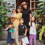 Sonia Sui Instagram - 昨天趁休假，帶著奧里寶包當天來回高雄了一趟， 見了想念的好友和她美好的三寶。 只是閒話家常幾句，胸前那顆每天為生活和家庭發電發到雖不致於疲弱不振但總覺得電路不穩的小心臟，又感到再次正常運作了。 回家路上一直感受著自己的幸運， 覺得，擁有一個充滿智慧卻從不恣意評斷， 願意接受我的好與不好，又總是禍福與共， 還可以一起瘋再一起感性，一起廢話連篇又一起幹正事的好友，真棒🤍 #遠距友情 #當兩人都是三寶媽 #要見面那真是個難上加難 #靠天天看彼此ig限動順便聊個兩句維繫友誼濃度 #ootd #連身body穿搭 #瑪麗蓮塑身衣