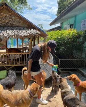 Sophia Thomalla Instagram - Während ich mich in den letzten Tagen mit Lügnern und schlechten Menschen befassen musste, befasse ich mich heute mal mit den Guten. Ich besuchte auf Einladung das Tierheim @dog_and_cat_rescue_samui ❤️ über 300 Hunde und 100 Katzen werden jeden Tag dort betreut. Es gibt täglich ärztliche Behandlungen, Strandspaziergänge, Versorgung und ganz viel Liebe! Was für tolle Leute! ❤️ Hab eine Spende dagelassen, Futter mitgebracht und eine Patenschaft übernommen. Timo (vorletztes Bild) ist mein neues Patenkind 🐶. Besucht und spendet gerne wenn ihr mal hier sein solltet! Die Tiere würden sich freuen