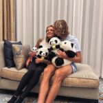 Sophia Thomalla Instagram - Eine Trophäe fürs Regal und 4 Pandas für das Kinderzimmer bringen wir schon mal nach Hause 🥰🏆🐼🐼🐼🐼 Next stop: Beijing 🇨🇳