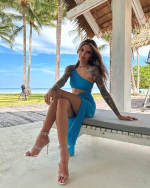 Sophia Thomalla Instagram - All inclusive. Work and travel. 🌴