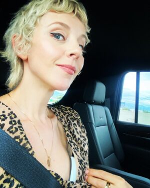 Sophia di Martino Instagram - PUMPING IN A CAB.  But make it glamorous 💋 
•
•
@karenclarkson👗 
@gregoryarlt💄 
@nikkiprovidence 👑