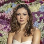Sophie Charlotte Instagram - Todas as Flores ! Obrigada a toda a equipe técnica! Equipe de caracterização e Figurino! Equipe de câmera e maquinaria , fotografia e Producao ! Todo o elenco primoroso! Meus parceiros maravilhosos! @nathaliasantos e @camila_araujo_alves , @bragamoira e @antoniokarnewale @humbertocarrao e @caiocastro e @marianasousanunes e @chicodiaz_art e @fabioassuncaooficial e @dudabatsow … todos mesmo! Carlos Araujo e toda a equipe de direção . Obrigada @joaoemanuelcarneiro1 ! E claro , muito obrigada @reginacase e @leticiacolin , que honra ter vivido essa jornada ao lado de vocês ! Amo vocês ! #todasasflores @globoplay 🎶 bate outra vez, com esperanças o meu coração ….