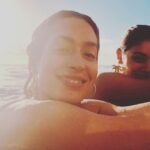 Sophie Charlotte Instagram - Ainda dá tempo de declarar meu amor por você @dandaraferreira ? Hoje é seu aniversário! E preciso que você saiba que te amo! Você me mostrou a Bahia , me apresentou a magia de Salvador e os encantos dessa cidade e quando vi já estava apaixonada pela sua terra , pelas ruas e pessoas que você me apresentou. Num verão com tons de sonho que nunca vou esquecer ! Você é minha diretora , minha MB , parceira de cena e de sonho ! Adoro seu jeito discreto e atento a tudo, seu mistério de baiana. Te acho porreta Danda ! Te admiro ! Tantos anos, histórias ,risos e lágrimas também ….. e ainda tanto pra viver contigo … pra te aplaudir e te ver conquistar! Que você realize todos os seus sonhos ! (E esse ano chega aos cinemas #meunomeégal e tanta emoção , e força e saudade, e gratidão por essa estreia … haja coração ! E Gal pra sempre ! E sempre !) Quero você feliz sempre !!! Queria te dar um abraço forte hoje. Feliz Aniversário! E obrigada por tanto!