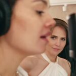 Sophie Charlotte Instagram - Hoje a Tela Quente @tvglobo vai exibir o primeiro capítulo de Todas as Flores ! #paratodosverem eu e Letícia Colin gravando a música de abertura da nossa novela . “As rosas não falam” de Cartola. Nós duas estamos vestidas de branco . No estúdio com fones de ouvido e cantando cada uma em um microfone.