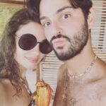 Sophie Charlotte Instagram - Dedé!!!! @andrenicolau . Meu amigo de gargalhadas e palhaçadas , e também de colo e escuta. O primeiro amigo a conhecer Otto. Primeiro que me viu de noiva ( afinal ele é meu fotógrafo preferido!) te amo tanto meu amigo! É tanta história! Eu adoro seu jeito apaixonado e esteta que presta atenção em cada detalhe! Queria estar hoje na sua festa ! Mas mando todo meu amor por aqui, por motivo de trabalho. Que a vida seja doce pra você como esse drink de mel de cacau! E que venham muuuitas viagens e encontros porque a vida é bem melhor contigo!