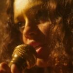 Sophie Charlotte Instagram - Gal Costa teve atitude pra fazer acontecer o Fa-Tal - Gal a Todo Vapor! 🎤🎶 @sophiecharlotte1 se transforma no ícone da Tropicália em #MeuNomeÉGal, que acabou de chegar no @telecine! #PraTodosVerem: cena do filme Meu Nome é Gal em que Gal Costa, vivida por Sophie Charlotte, canta a música Dê um Rolê, da banda Novos Baianos. O trecho em sequência mostra a própria Gal Costa cantando a mesma canção em um show.