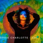 Sophie Charlotte Instagram - Nossa Gal já nasceu Sophie. As duas se confundem, se preenchem, se completam. Para mim, depois de um mergulho tão profundo na alma e na psiquê das duas, para entender onde e como elas se juntam, elas viraram uma só. Ao longo dos anos em que Sophie foi se preparando para se transformar em Gal fui percebendo a mágica de Gal também se transformar em Sophie. Minha Gal se confunde à Gal de Sophie. Já desde muito tempo não consigo pensar em Gal sem ver Sophie. E não tenho dúvidas que, para o filme, o mergulho em Sophie foi tão importante quanto o mergulho em Gal. Sophie tem os olhos doces de Gal. Uma certa timidez, uma fala suave. Um mistério que ela gosta de cultivar, um sei exatamente o quê de Gal. Mas que ninguém se engane. Por trás dos olhos doces e da fala mansa de Sophie, tem ali dentro um vulcão em constante erupção. Vulcão de lavas tão incandescentes quanto o que fez Gal explodir em Divino Maravilhoso e se estabelecer em luz do sol e amor da cabeça aos pés no Fa-Tal. Uma força que move o fogo para frente sem nunca deixar de beber das águas que estão para dentro ou ficaram para trás. A Gal de Sophie é fogo que queima em mar de águas profundas. @sophiecharlotte1 @galcosta @meunomeegalofilme @parisfilmes @dramaticafilmes @globofilmes foto: @_stellacarvalho_ arte projetada: @apeticov