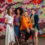 Sophie Charlotte Instagram - Hoje é a estreia de Todas as Flores , novela original @globoplay ! O primeiro capítulo será transmitido em uma live na plataforma, aberta para não assinantes, às 20h. A transmissão da novela escrita por João Emanuel Carneiro com direção artística de Carlos Araujo será feita por dois sinais diferentes, o primeiro com áudio original e o segundo com o recurso de audiodescrição. Os demais quatro capítulos do primeiro bloco ficarão disponíveis na sequência e toda obra entrará no catálogo com e sem audiodescrição, sempre às quartas-feiras. A primeira fase da trama contará com 45 capítulos, até o dia 14 de dezembro, e a segunda fase será disponibilizado no primeiro semestre de 2023. #paratodosverem na primeira foto estou caracterizada de Maíra , cabelo solto cacheado, um vestido transpassado leve branco com estampa de folhagem clara, tênis offwhite, e bengala. Na foto seguinte estou com o mesmo visual , ao lado das personagens : Judite (Mariana Nunes) , Zoe ( Regina Casé) e Vanessa (Letícia Colin) . Cada uma na intenção de seu personagem. O fundo de ambas as imagens é uma linda parede de Flores Naturais , rosas brancas e rosas pink , hortênsias, gerberas, orquídeas etc.