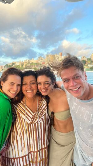 Sophie Charlotte Instagram - A gente trabalha pra caramba mas quando é para se divertir a gente também tem o maior gás!!!!!!
Tudo bem que a saudade, a vontade de estar junto deixou todo mundo eufórico…
Mas essa energia da @leticiacolin é surreal, né gente?
Olha ela comandando a tropa!
Foi uma delícia passar o dia no mar e almoçar no @restaurantepreta !
Quem tá curtindo esse nosso fim de semana na Bahia junto com a gente? ❤️☀️

@leticiacolin 
@sophiecharlotte1 
@fabioassuncaooficial