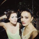 Sophie Charlotte Instagram - Hoje é aniversário da minha irmã @leticiacolin ! É preciso celebrar ! Suspender o tempo, se dar o tempo de aplaudir essa estrela ! Que eu admiro e amo! Borboleta azul imensa ! Coragem e vertigem ! Que maravilha ver de perto sua dança , sua risada , sua complexidade ! Linda! Parabéns minha amiga ! Que a vida siga sendo generosa contigo ! Te desejo Saúde e alegria ! Te amo