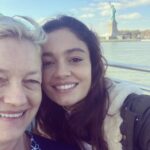 Sophie Charlotte Instagram - Minha Mãe! Mar de amor . Porto Seguro . Seu dia . Dia 8 de março . Dia internacional de LUTA. Celebro você , e tudo de seu que me habita. E para além de mim , seu neto. Ser OMA de Otto. Ser presença quando não posso. Pegar na escola , dar comida , banho. Amor. Puro amor. Não tem nada mais sagrado que amor de mãe . Viva Renate! Renascimento! Muitas voltas ao redor do sol ☀️(da Praia) ! Que sempre irá te iluminar ! Te amo . 💛 ICH LIEBE DICH!