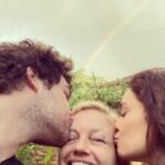 Sophie Charlotte Instagram - Minha Mãe! Mar de amor . Porto Seguro . Seu dia . Dia 8 de março . Dia internacional de LUTA. Celebro você , e tudo de seu que me habita. E para além de mim , seu neto. Ser OMA de Otto. Ser presença quando não posso. Pegar na escola , dar comida , banho. Amor. Puro amor. Não tem nada mais sagrado que amor de mãe . Viva Renate! Renascimento! Muitas voltas ao redor do sol ☀️(da Praia) ! Que sempre irá te iluminar ! Te amo . 💛 ICH LIEBE DICH!