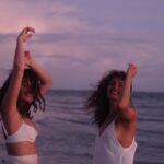 Sophie Charlotte Instagram - @elenclarice faz aniversário hoje… minha irmã completa mais uma dança ao redor do sol…. E eu tenho tantas fotos tão lindas com ela , ilustrando os anos que já estamos na vida uma da outra …. Compartilhando alegria , praia , risadas e fases e cabelos diferentes … e também amparando , enxugando lágrimas e conhecendo de perto muito de perto a existência e a verdade uma da outra. Juntas estamos amadurecendo , criando nossos meninos , aprendendo a viver ! Como é bom testemunhar a maravilha de viver tendo você como amiga ! E como é lindo ter tantas fotos do @julinhoandrade registrando essa história ! Te amo ! Sinta meu abraço apertado ! Viva você !!!!!! Viva sua existência! Saudade já !
