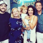 Sophie Charlotte Instagram - Minha Mãe! Mar de amor . Porto Seguro . Seu dia . Dia 8 de março . Dia internacional de LUTA. Celebro você , e tudo de seu que me habita. E para além de mim , seu neto. Ser OMA de Otto. Ser presença quando não posso. Pegar na escola , dar comida , banho. Amor. Puro amor. Não tem nada mais sagrado que amor de mãe . Viva Renate! Renascimento! Muitas voltas ao redor do sol ☀️(da Praia) ! Que sempre irá te iluminar ! Te amo . 💛 ICH LIEBE DICH!