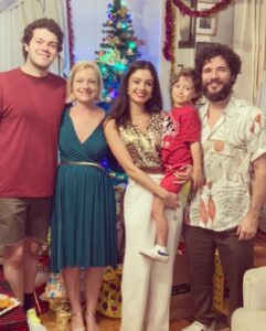 Sophie Charlotte Instagram - Minha Mãe! Mar de amor . Porto Seguro . Seu dia . Dia 8 de março . Dia internacional de LUTA. Celebro você , e tudo de seu que me habita. E para além de mim , seu neto. Ser OMA de Otto. Ser presença quando não posso. Pegar na escola , dar comida , banho. Amor. Puro amor. Não tem nada mais sagrado que amor de mãe . Viva Renate! Renascimento! Muitas voltas ao redor do sol ☀️(da Praia) ! Que sempre irá te iluminar ! Te amo . 💛 ICH LIEBE DICH!