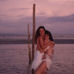 Sophie Charlotte Instagram - @elenclarice faz aniversário hoje… minha irmã completa mais uma dança ao redor do sol…. E eu tenho tantas fotos tão lindas com ela , ilustrando os anos que já estamos na vida uma da outra …. Compartilhando alegria , praia , risadas e fases e cabelos diferentes … e também amparando , enxugando lágrimas e conhecendo de perto muito de perto a existência e a verdade uma da outra. Juntas estamos amadurecendo , criando nossos meninos , aprendendo a viver ! Como é bom testemunhar a maravilha de viver tendo você como amiga ! E como é lindo ter tantas fotos do @julinhoandrade registrando essa história ! Te amo ! Sinta meu abraço apertado ! Viva você !!!!!! Viva sua existência! Saudade já !
