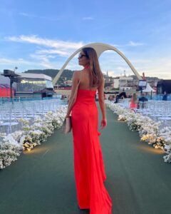 Sophie Charlotte Instagram - Que emoção estar no seu casamento @sampaio_carol ! Você que esteve em tantos momentos importantes da minha vida ! Você merece todo o amor ! E estamos aqui pra celebrar sua união com o Fred! Corações cheios de alegria ! #casamentocarolefred Vestido @marturj ❤️