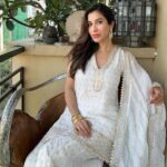 Sophie Choudry Instagram – Hope you all had a beautiful Eid🤗🌙🩷 
And while we celebrate with hearts and stomachs full, keep those who aren’t so fortunate in ur prayers🤲🏼🙏🏼 #EidMubarak #Eid2024 #Sheer #gratitude #sophiechoudry #sharara

Tku @shopmulmul for my gorgeous outfit 🤍