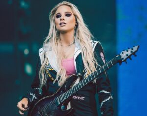 Sophie Lloyd Instagram - Your favourite F1 racing team 🏆🇧🇷

📷 @samcahill 

#saopaulo #brazil #f1 #formula1 #grandprix #mgk #guitar #guitaristsofinstagram #guitarist #machinegunkelly #kieselguitars #motorsport