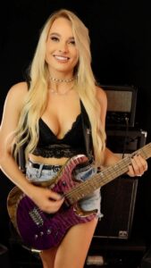 Sophie Lloyd Instagram - Been experimenting with Sultans of Swing, adding some distortion and shred 🤘🏼 Watch the full thing over on my YouTube channel and let me know what you think!! 🖤 🎶 Sultans of Swing - @direstraitshq #sultansofswing #direstraits #rockmusic #guitar #guitarist #guitaristsofinstagram #guitarsolo #girlguitarist #femaleguitarist #rockguitar