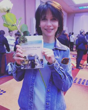 Sophie Marceau Instagram - Avant de nous quitter Ombeline a voulu partager avec nous ses expériences. Un témoignage bouleversant ! #ArcEnCiel 🌈