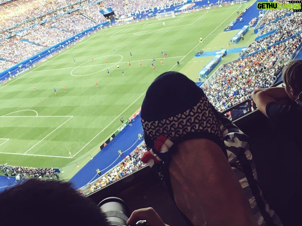 Sophie Marceau Instagram - J'ai mis la cocarde a mes pieds ce soir, allez les bleus !! #FRAPOR #PORFRA #EURO2016