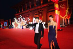 Sophie Marceau Instagram - Un petit tour au Silk Road Festival à Xian, (festival de cinéma, of course), ville célèbre pour ses milliers de guerriers enterrés autour du mausolée de l'empereur Qin. Mon compagnon de tapis rouge, l'acteur non moins célèbre Huang Xiaoming.