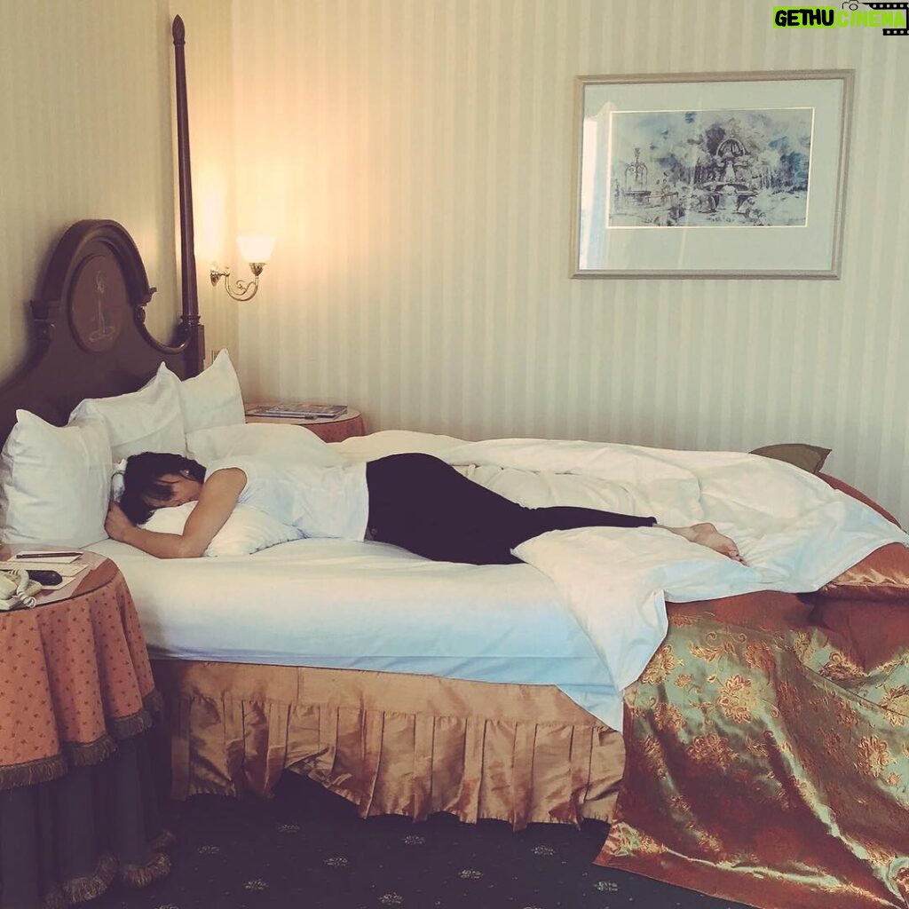 Sophie Marceau Instagram - Petite sieste avant le dîner gala 💤 #ArcEnCiel 🌈