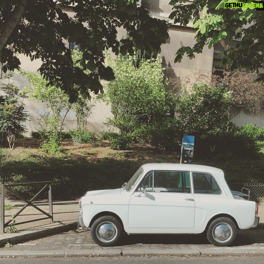 Sophie Marceau Instagram - Mais à qui donc est cette voiture ?? 🚗