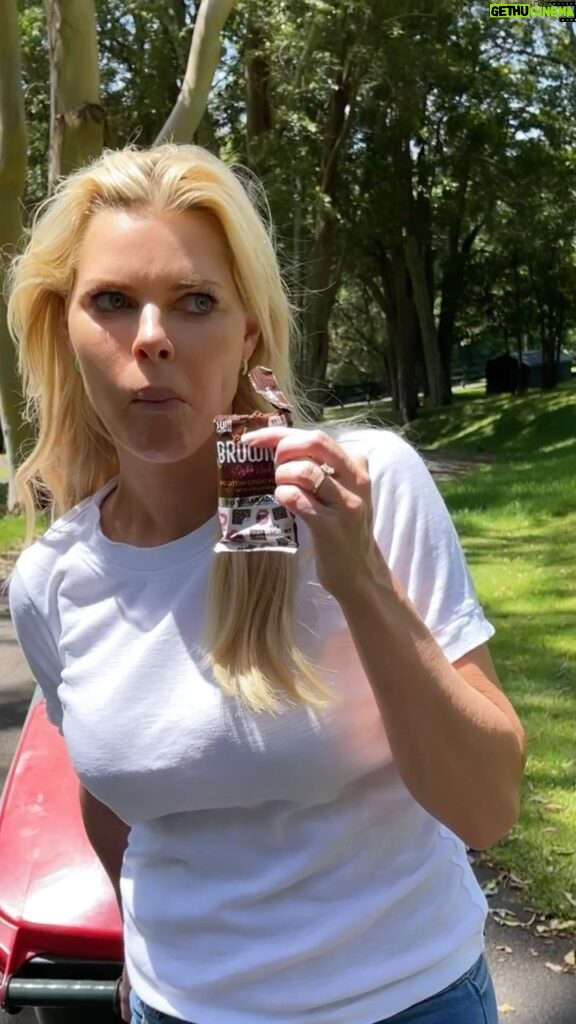 Sophie Monk Instagram - Anyone else hate when it’s your turn to do chores???? Lucky I had a @slimsecrets brownie 🍫I swear they are soooo bloody yumbo AND guilt free 🤤 Seriously check em out if you have a sweet tooth like me 🙌