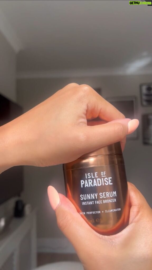 Sophie Piper Instagram - Glowy and bronzed this summer with @theisleofparadise - their new sunny serum gives you that sun kissed look whilst leaving your skin hydrated and radiant ✨ @lookfantastic ad