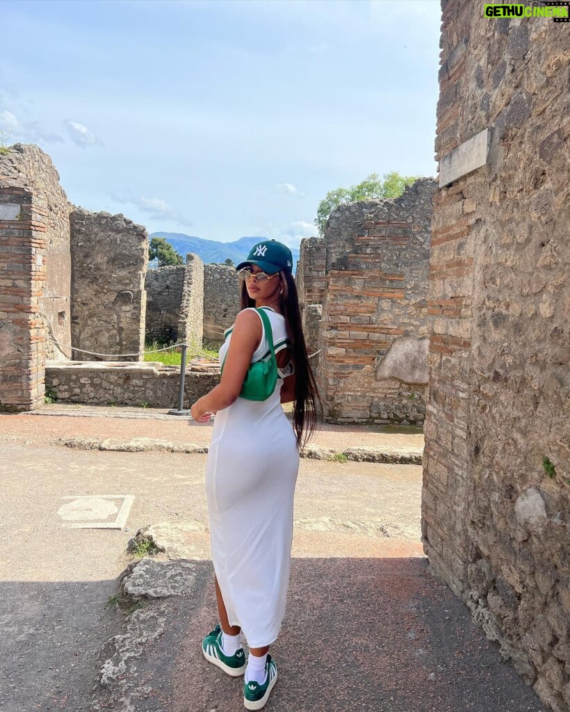 Sophie Piper Instagram - Exploring Pompeii 🗺️